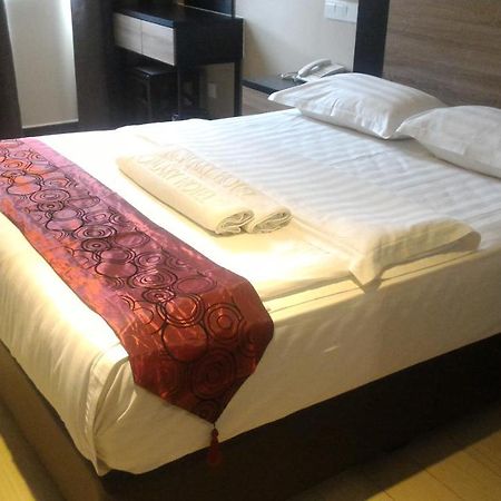 Galaxy Hotel Simpang Ampat  Exterior photo